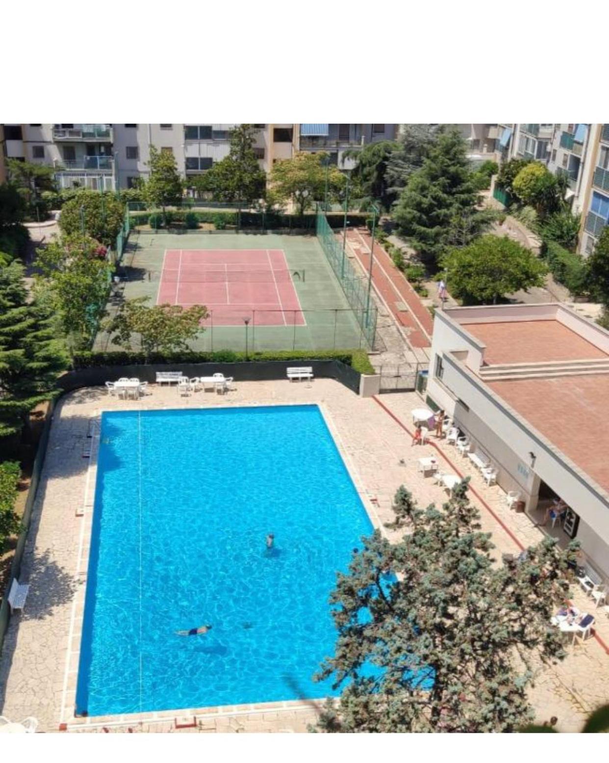 Luxus P4T Family 3 Bedroom With Pool, Tennis Court And Sauna Brindisi Eksteriør bilde